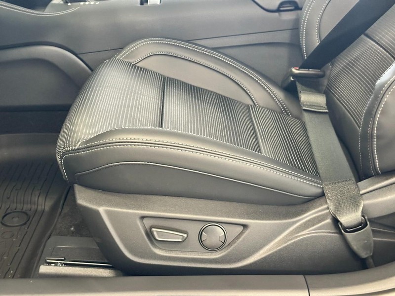Ford Mustang Vehicle Full-screen Gallery Image 9
