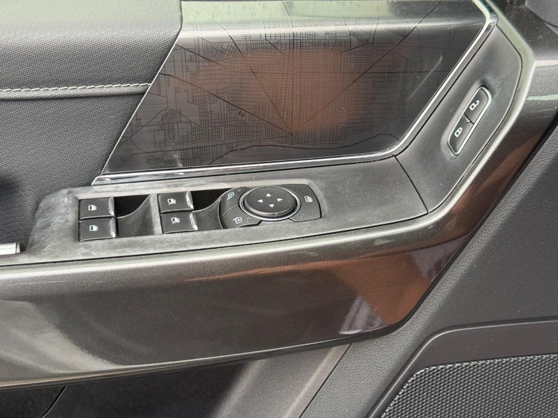 Ford F-150 Vehicle Full-screen Gallery Image 25
