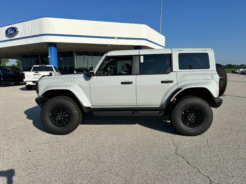 Ford Bronco Vehicle Full-screen Gallery Image 2
