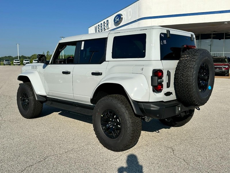Ford Bronco Vehicle Full-screen Gallery Image 3