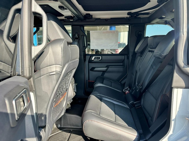 Ford Bronco Vehicle Full-screen Gallery Image 4
