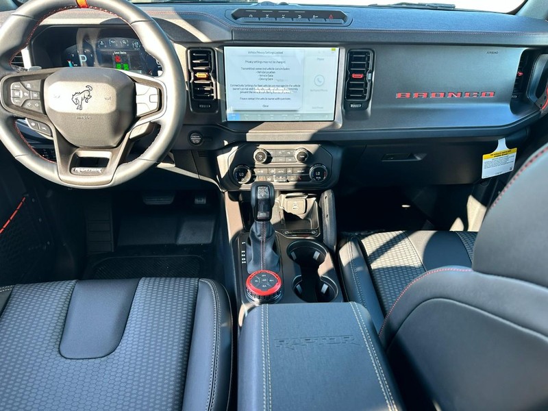 Ford Bronco Vehicle Full-screen Gallery Image 5