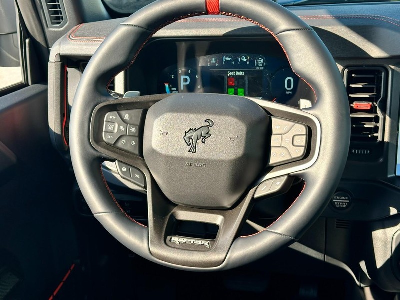 Ford Bronco Vehicle Full-screen Gallery Image 6
