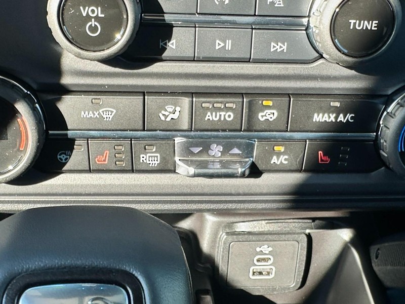 Ford Bronco Vehicle Full-screen Gallery Image 13