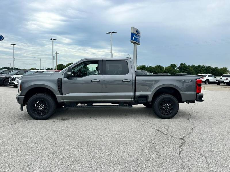Ford Super Duty F-250 SRW Vehicle Full-screen Gallery Image 2
