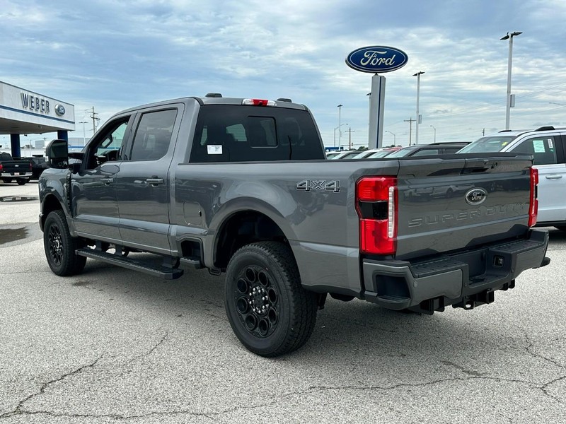 Ford Super Duty F-250 SRW Vehicle Full-screen Gallery Image 3
