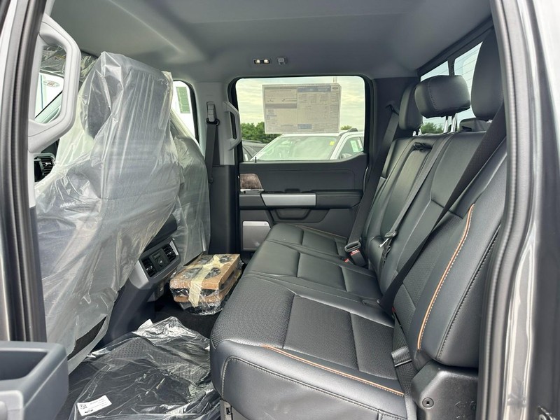 Ford Super Duty F-250 SRW Vehicle Full-screen Gallery Image 4
