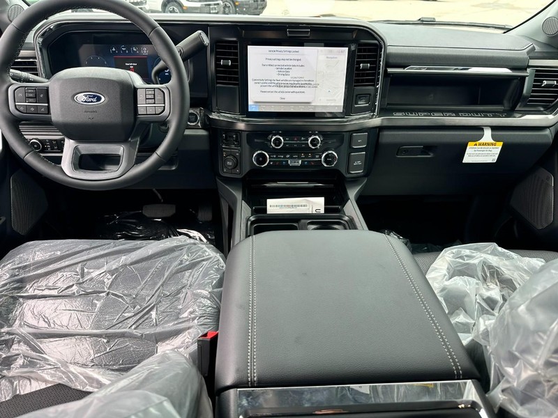 Ford Super Duty F-250 SRW Vehicle Full-screen Gallery Image 5
