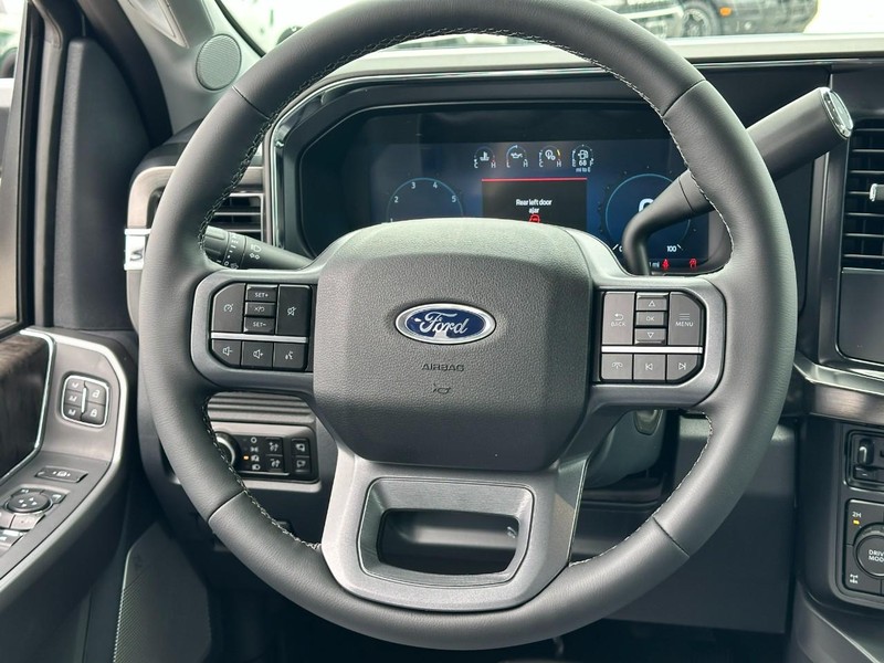 Ford Super Duty F-250 SRW Vehicle Full-screen Gallery Image 6