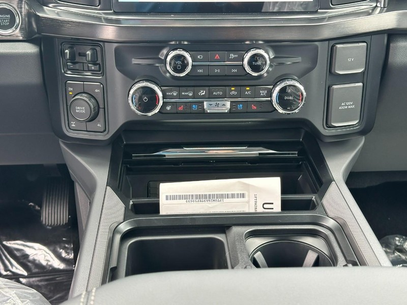 Ford Super Duty F-250 SRW Vehicle Full-screen Gallery Image 8