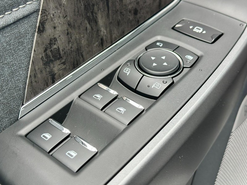 Ford Super Duty F-250 SRW Vehicle Full-screen Gallery Image 9
