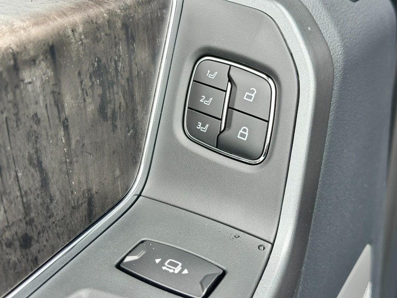 Ford Super Duty F-250 SRW Vehicle Full-screen Gallery Image 10