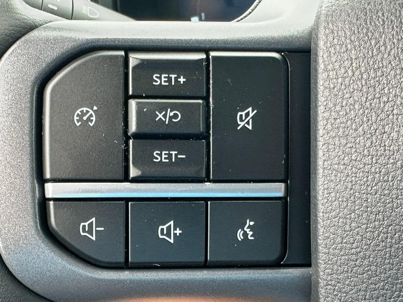 Ford Super Duty F-250 SRW Vehicle Full-screen Gallery Image 11