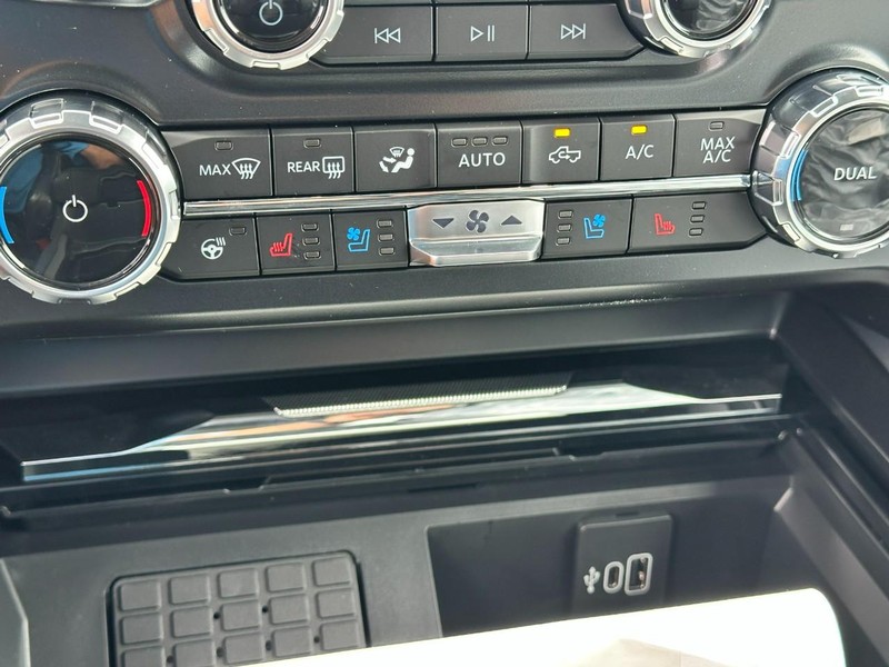 Ford Super Duty F-250 SRW Vehicle Full-screen Gallery Image 13