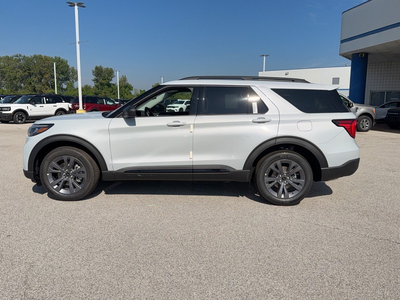 Ford Explorer Vehicle Full-screen Gallery Image 2