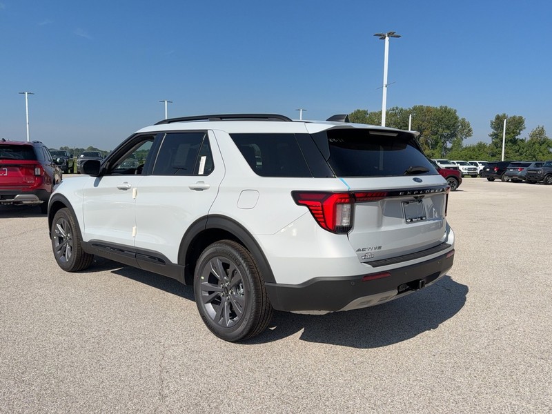 Ford Explorer Vehicle Full-screen Gallery Image 3