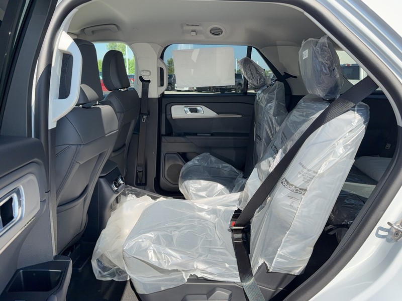 Ford Explorer Vehicle Full-screen Gallery Image 4