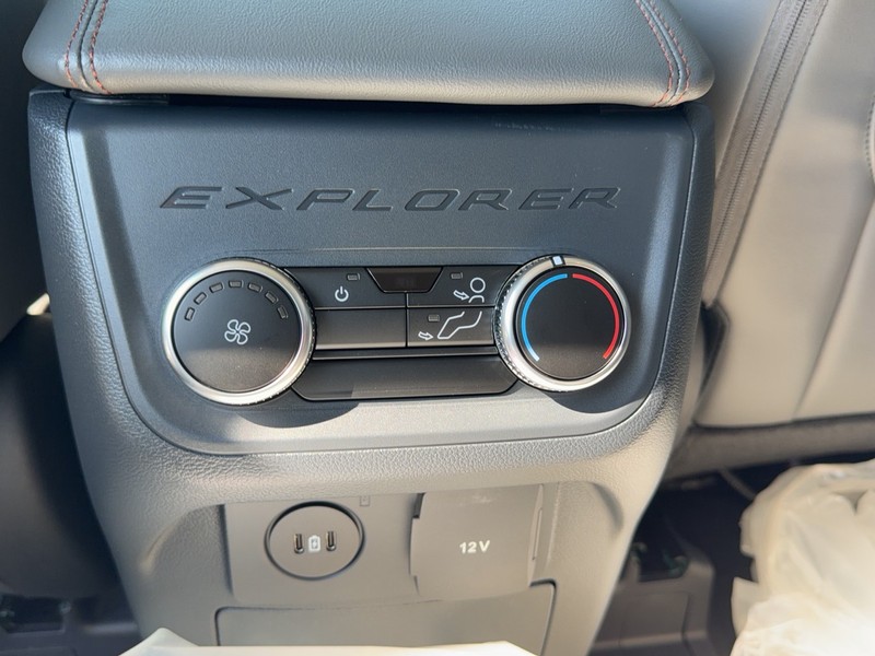 Ford Explorer Vehicle Full-screen Gallery Image 5