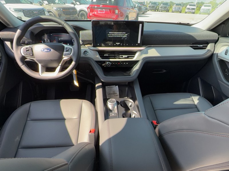 Ford Explorer Vehicle Full-screen Gallery Image 6