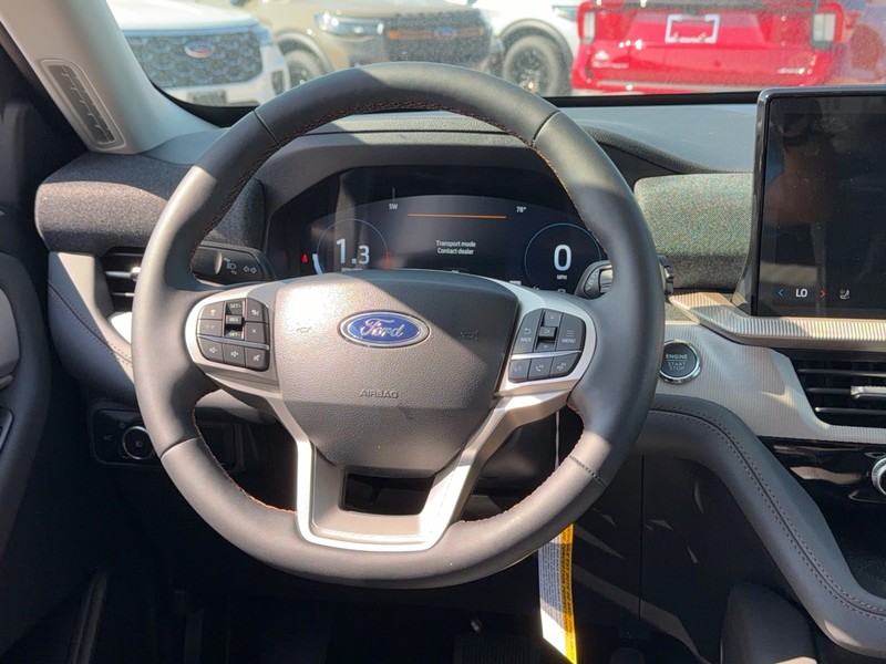 Ford Explorer Vehicle Full-screen Gallery Image 7