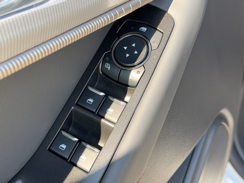 Ford Explorer Vehicle Full-screen Gallery Image 10