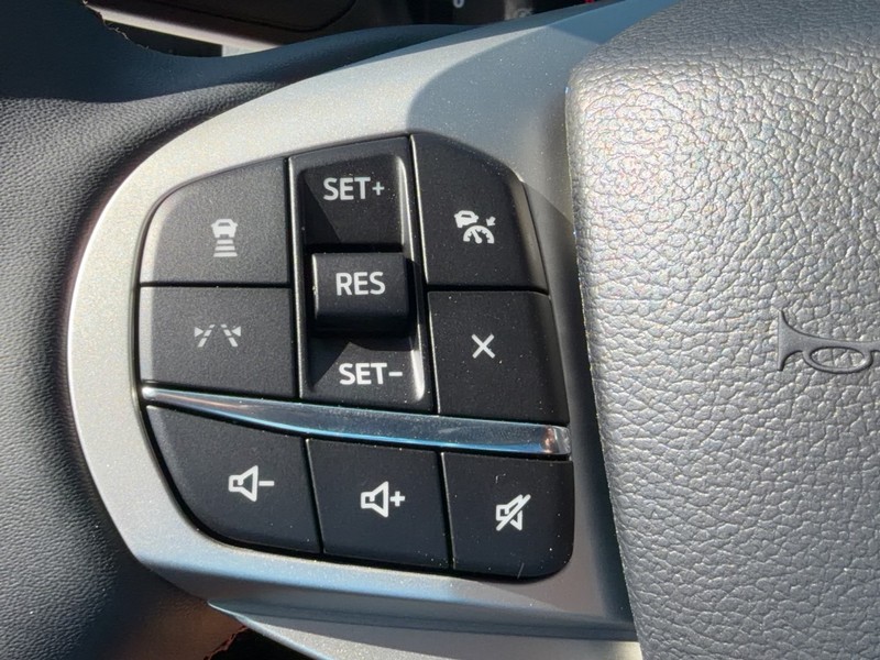 Ford Explorer Vehicle Full-screen Gallery Image 13