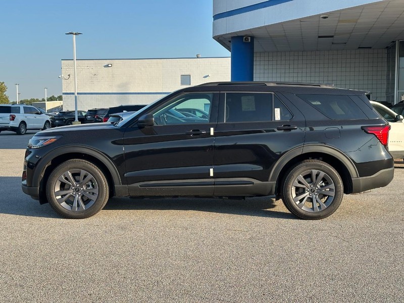 Ford Explorer Vehicle Full-screen Gallery Image 2