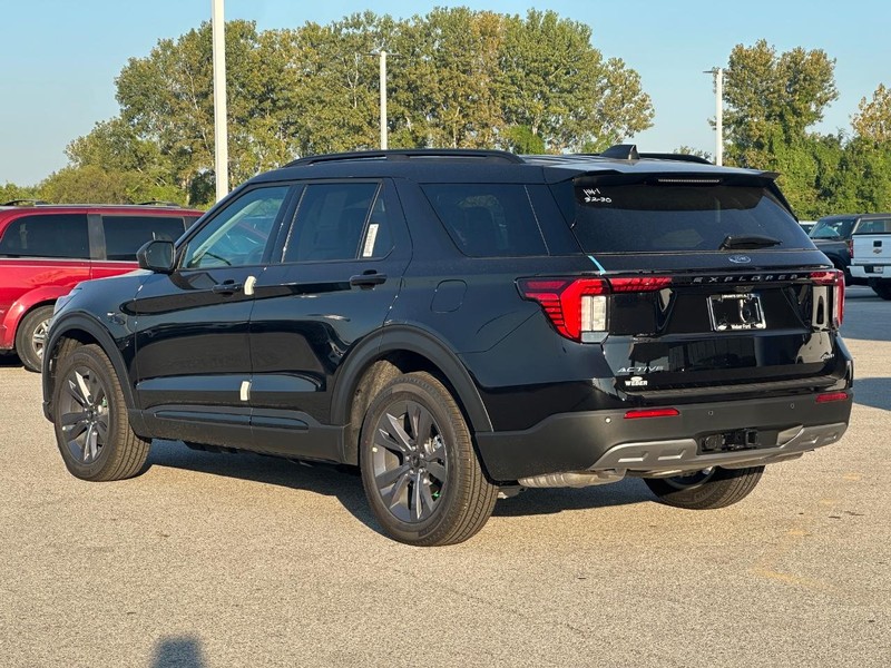 Ford Explorer Vehicle Full-screen Gallery Image 3