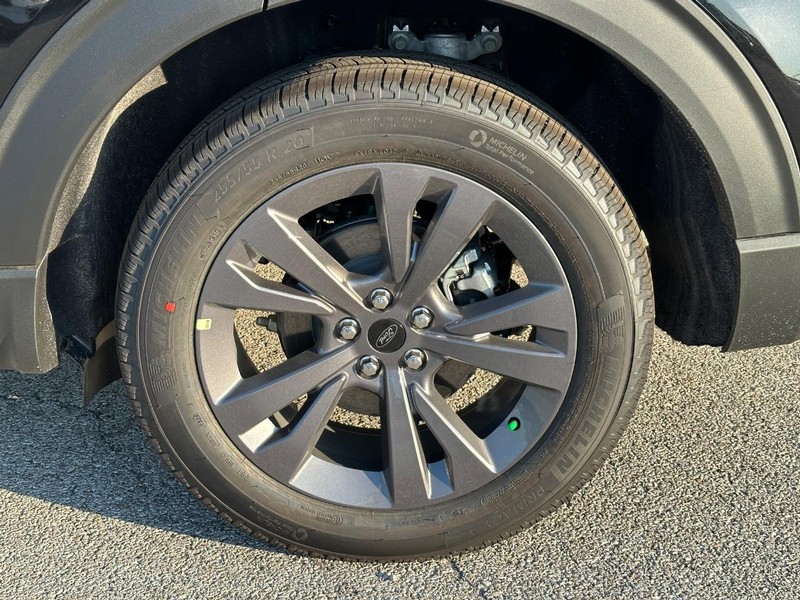 Ford Explorer Vehicle Full-screen Gallery Image 4