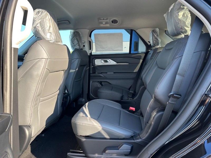 Ford Explorer Vehicle Full-screen Gallery Image 6