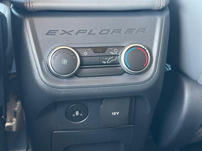 Ford Explorer Vehicle Full-screen Gallery Image 7