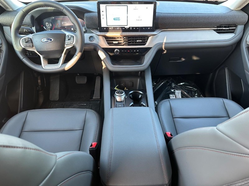 Ford Explorer Vehicle Full-screen Gallery Image 8