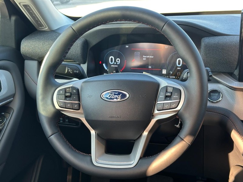 Ford Explorer Vehicle Full-screen Gallery Image 9