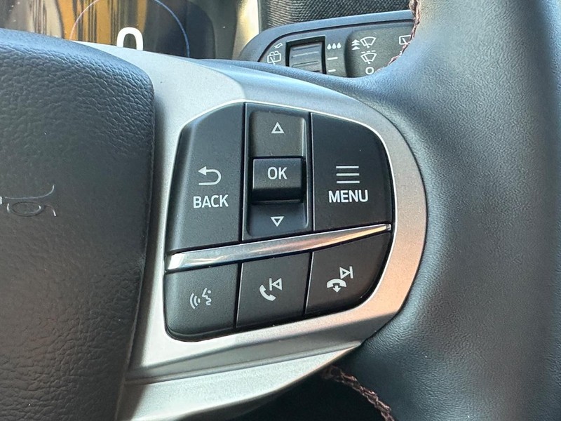 Ford Explorer Vehicle Full-screen Gallery Image 11