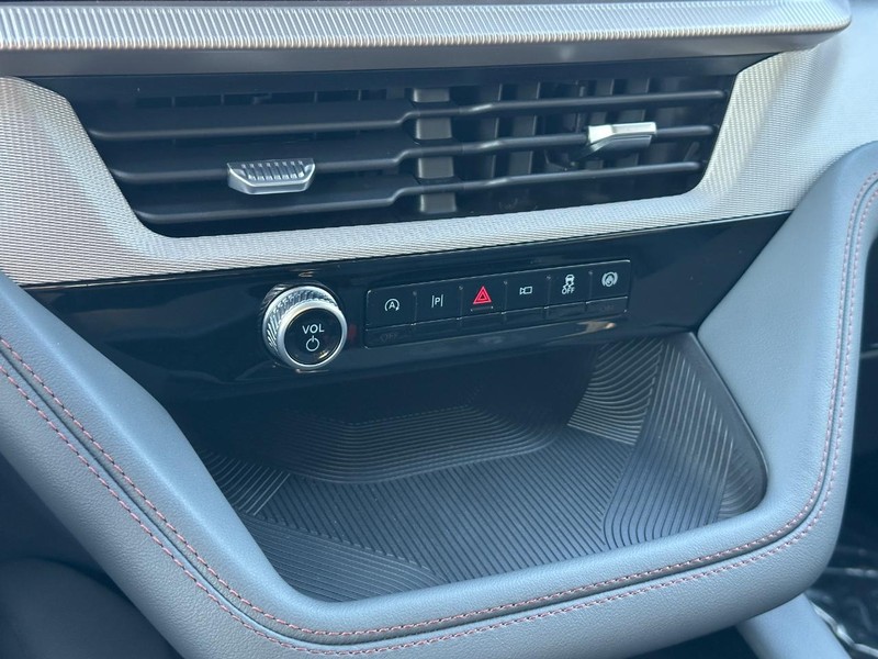 Ford Explorer Vehicle Full-screen Gallery Image 15