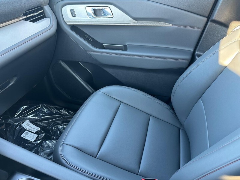 Ford Explorer Vehicle Full-screen Gallery Image 17