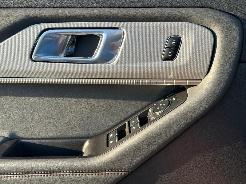 Ford Explorer Vehicle Full-screen Gallery Image 19