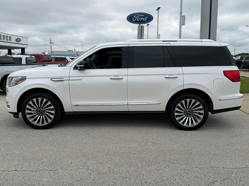 Lincoln Navigator Vehicle Full-screen Gallery Image 2