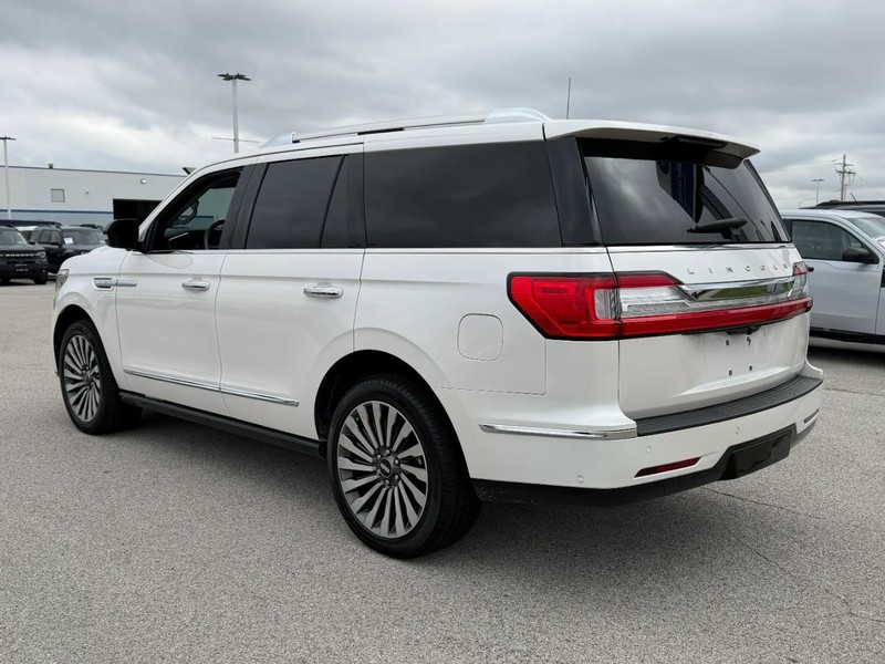 Lincoln Navigator Vehicle Full-screen Gallery Image 3