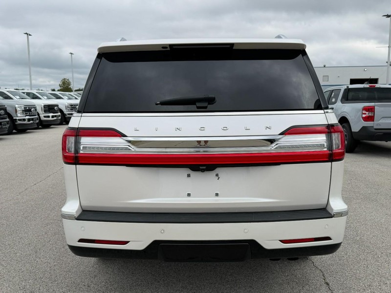 Lincoln Navigator Vehicle Full-screen Gallery Image 4