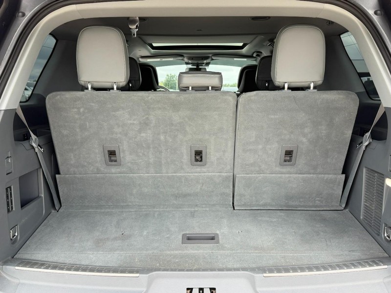 Lincoln Navigator Vehicle Full-screen Gallery Image 5