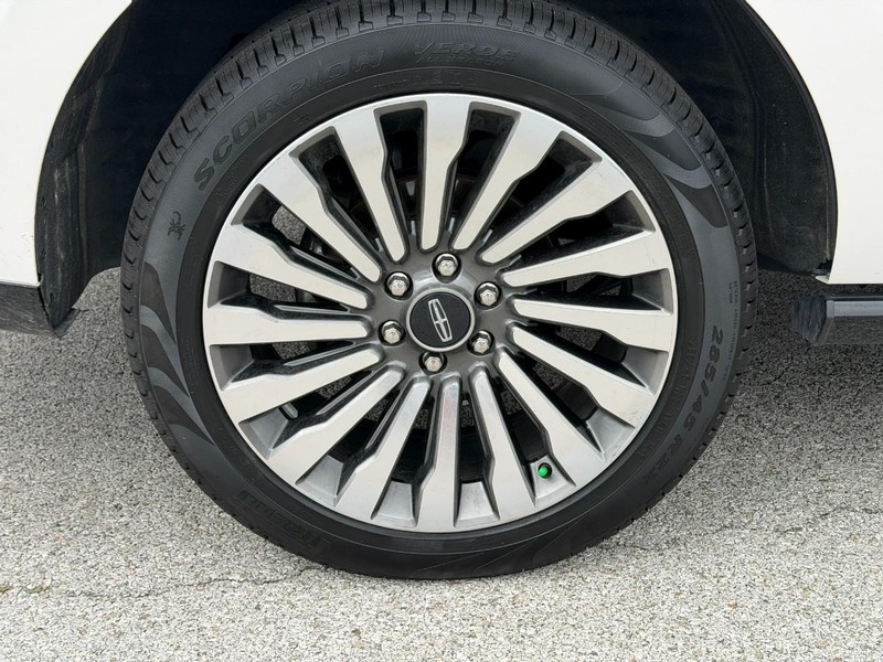 Lincoln Navigator Vehicle Full-screen Gallery Image 6