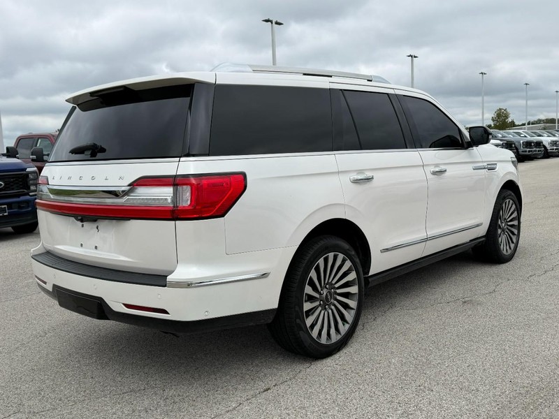 Lincoln Navigator Vehicle Full-screen Gallery Image 7