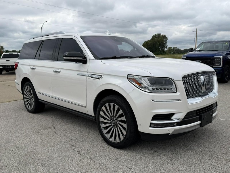 Lincoln Navigator Vehicle Full-screen Gallery Image 8