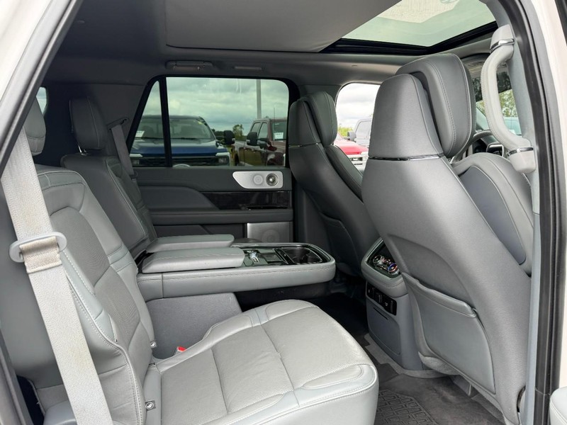 Lincoln Navigator Vehicle Full-screen Gallery Image 9