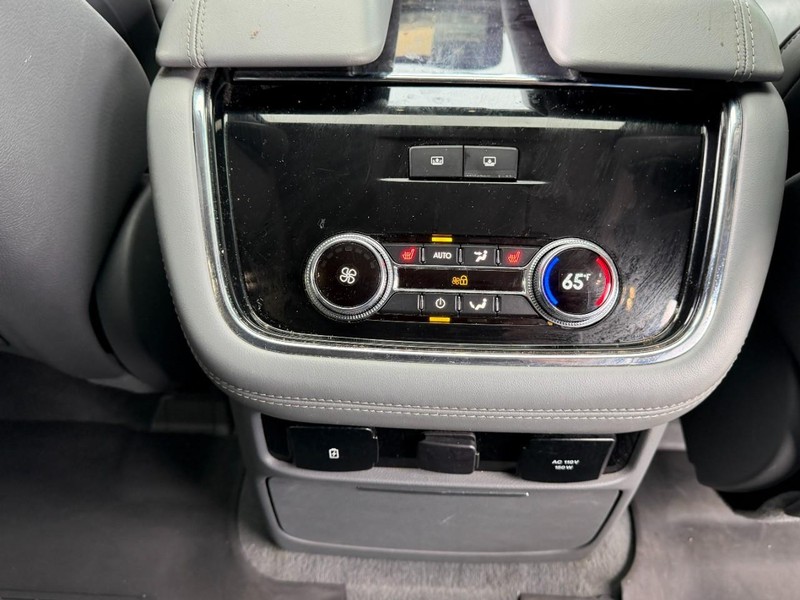 Lincoln Navigator Vehicle Full-screen Gallery Image 10