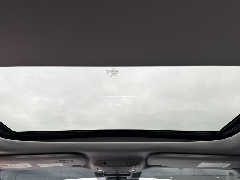Lincoln Navigator Vehicle Full-screen Gallery Image 11