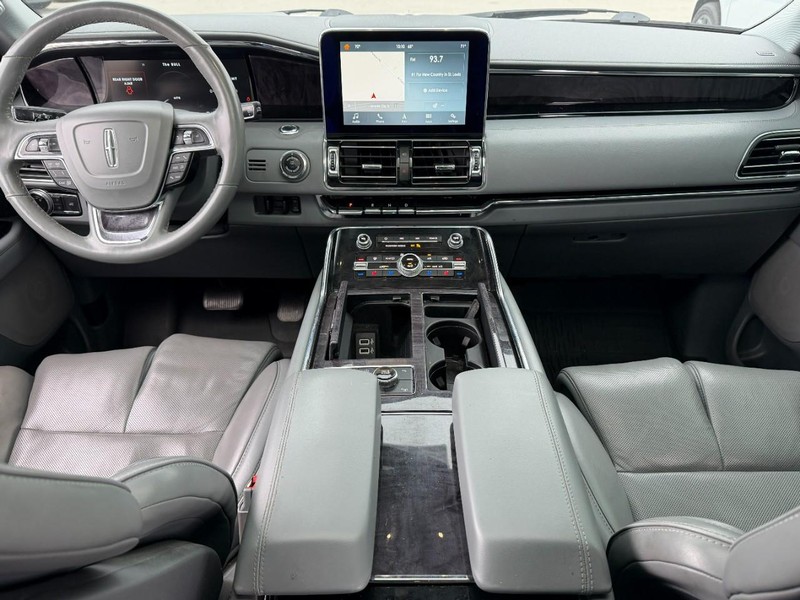 Lincoln Navigator Vehicle Full-screen Gallery Image 12