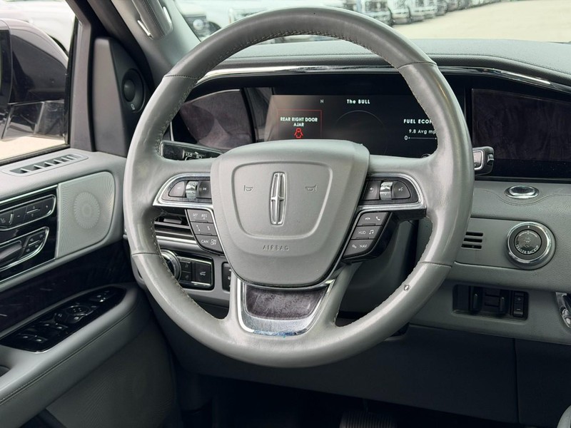 Lincoln Navigator Vehicle Full-screen Gallery Image 13