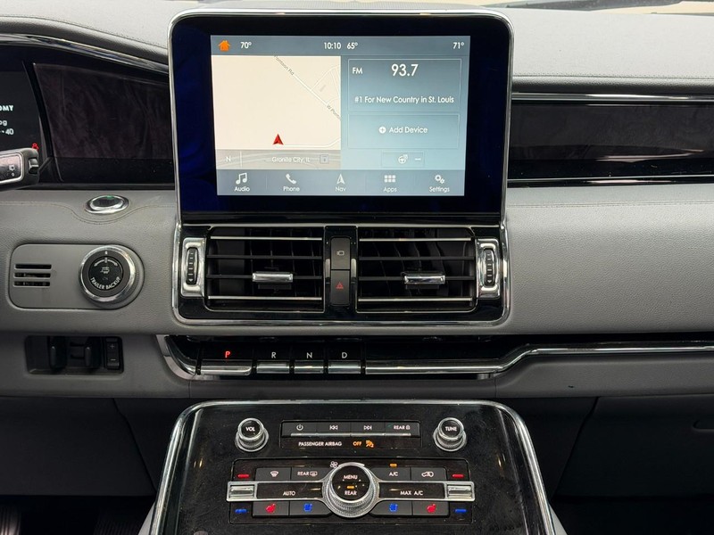 Lincoln Navigator Vehicle Full-screen Gallery Image 14